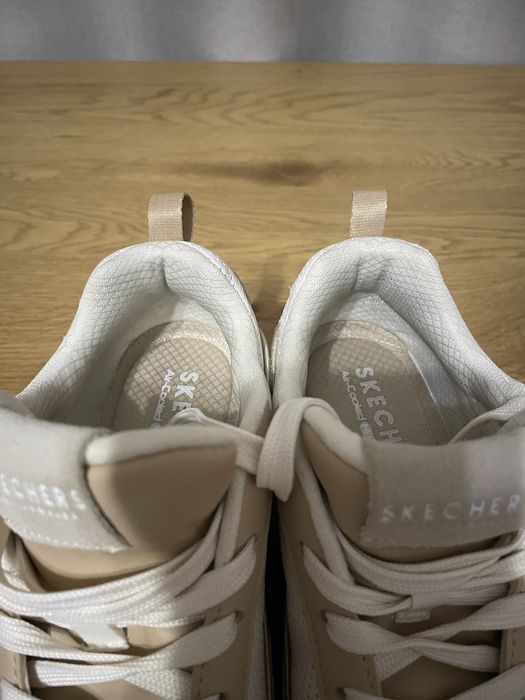 Це світлі повсякденні кросівки Skechers Los Angeles .