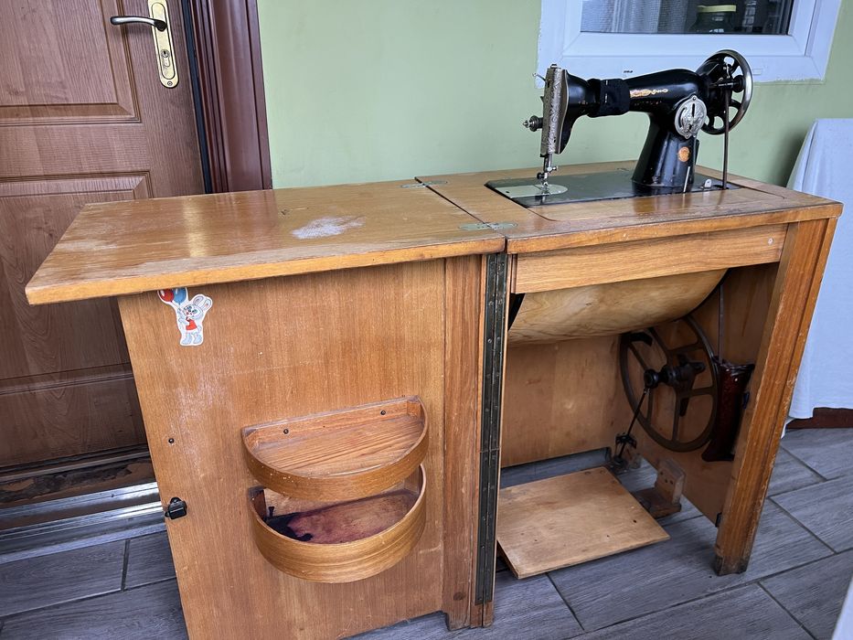 Швейна машинка в тумбі(ножна)
