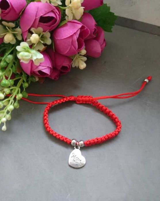 Czerwona bransoletka z serduszkiem Mam