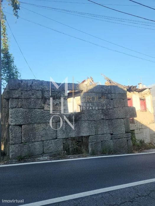 Ruína T3 Com Dois Artigos E 3.100 M² De Terreno — Padronelo, Amarante
