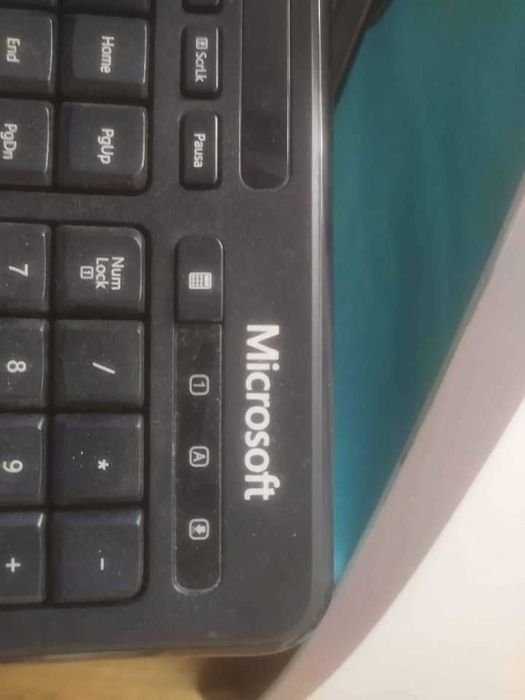 1 Ecrã/monitor e teclados