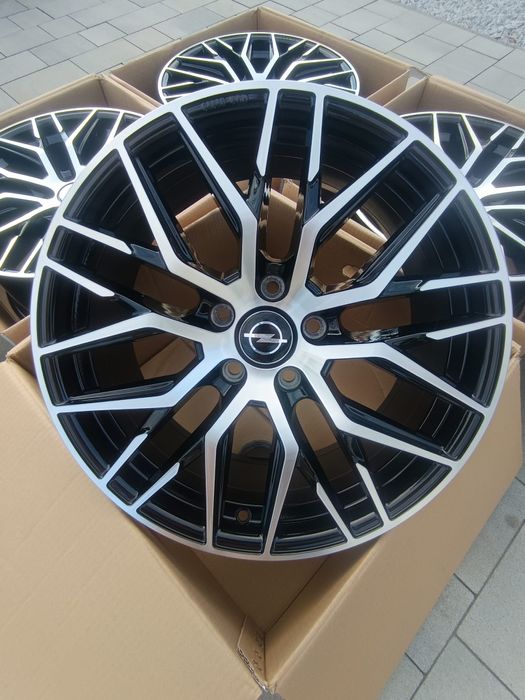 #RS4 Alufelgi R18 5x120 Opel Insignia Czujniki ciśnienia TPMS Śruby