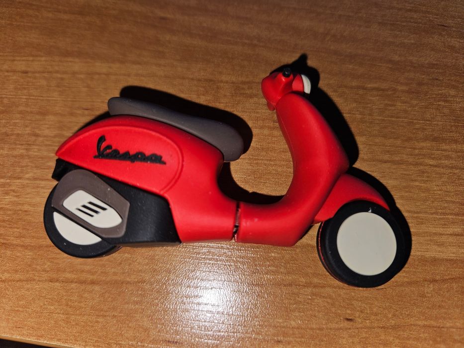 Pendrive czerwony skuter