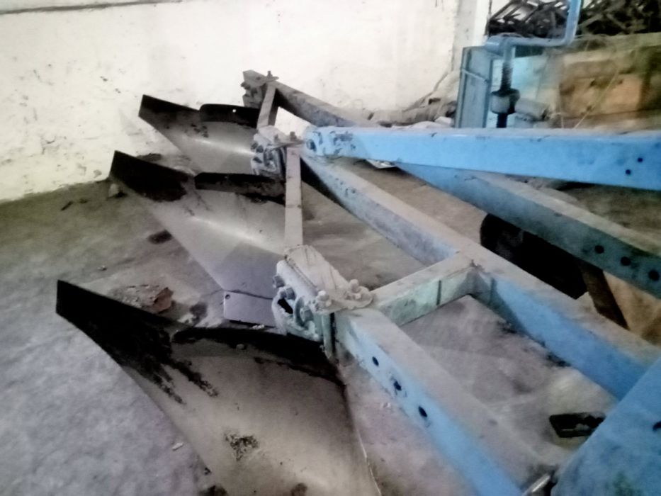 Плуг  3 корпусний