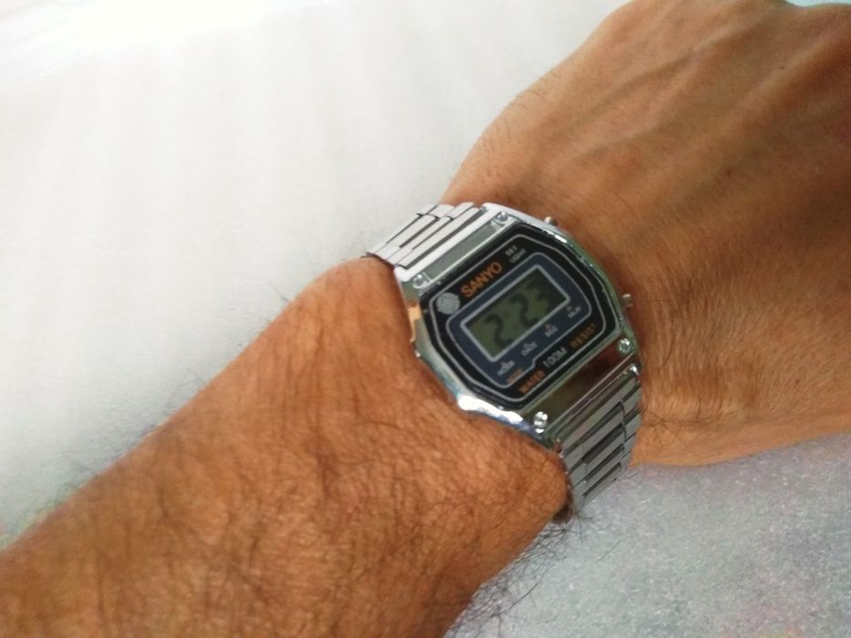 Часы электронные "Sanyo".