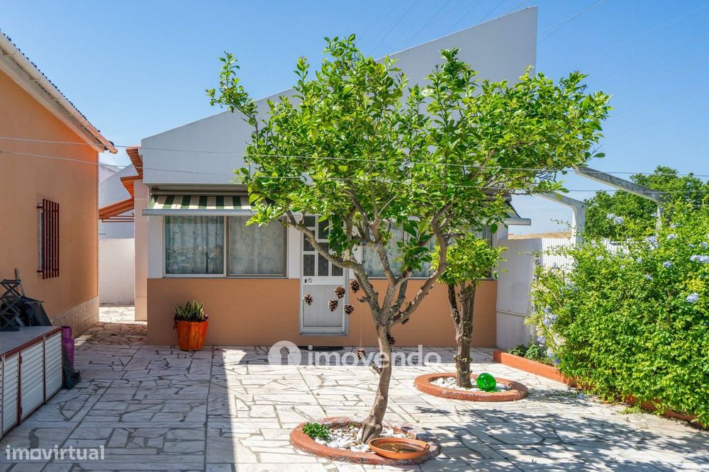 Moradia T4 mais Anexo T1, com jardim, na Caparica