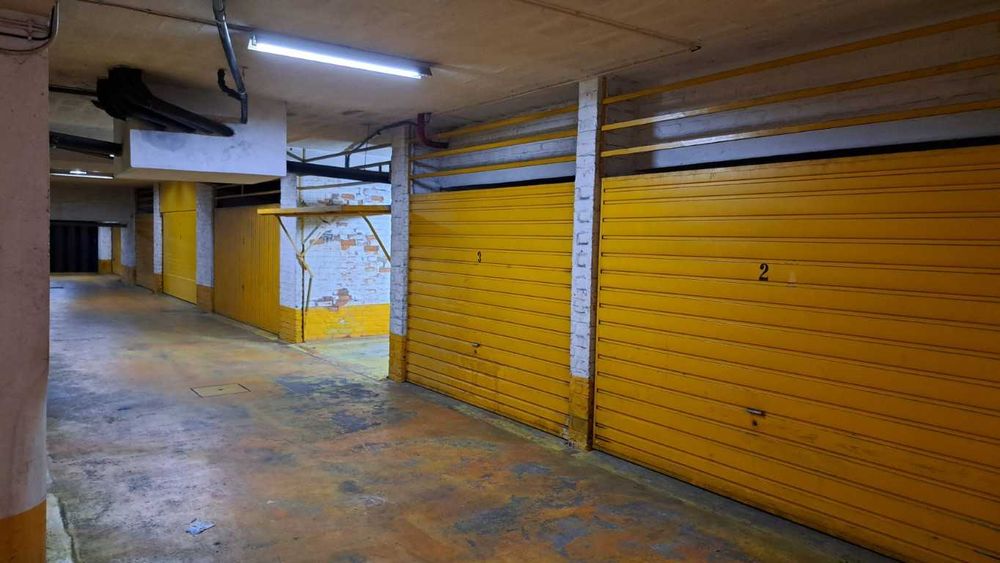 Garagem fechada no centro da cidade