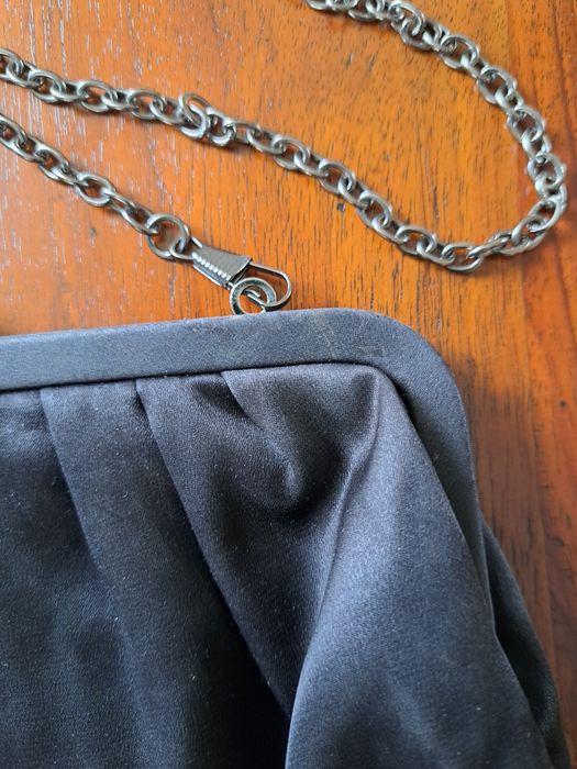 Czarna torebka atlasowa na łańcuszku