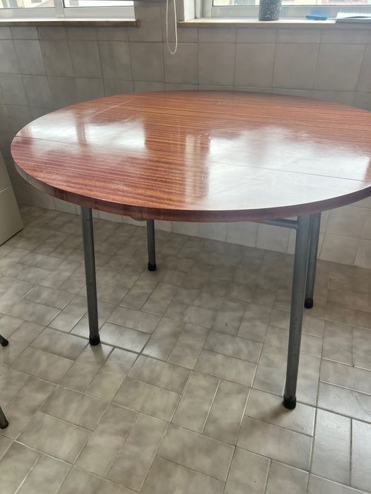 Mesa de madeira com oferta de 2 cadeiras
