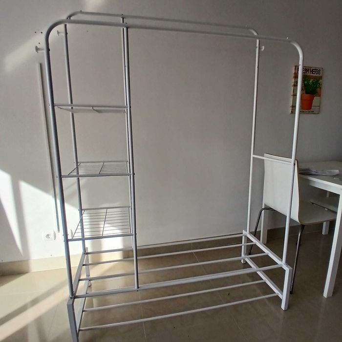 Cabide para guardar calçado e roupa. Como novo!