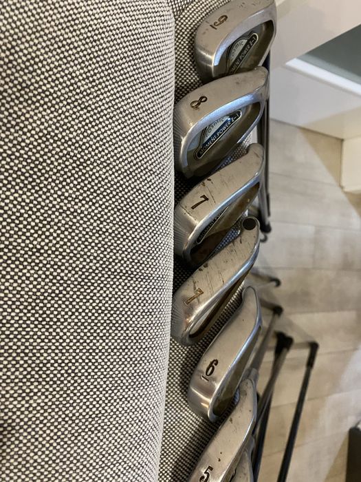 Conjunto de tacos de golf com saco.