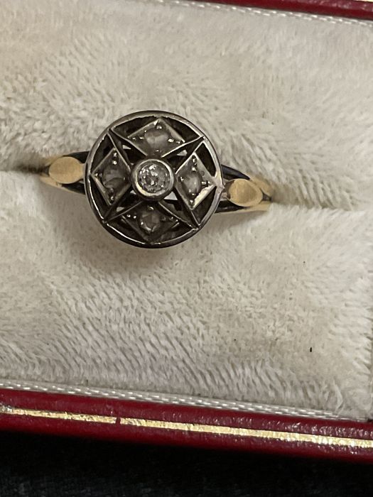 Anel de senhora com pedras e detalhes nas laterais