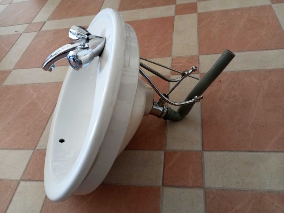 Lavatório ROCA de encastrar branco usado em bom estado (pouco uso)