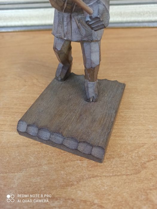 Drewniana figurka rzeźbiona – Tragarz / Drwal z młotem