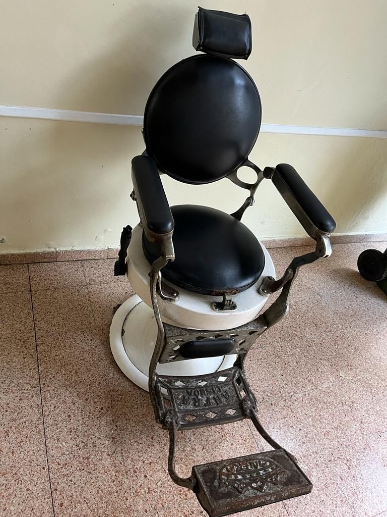 Lote 722 - Cadeira de Barbeiro antiga Lisboa/Pessoa reclinável em