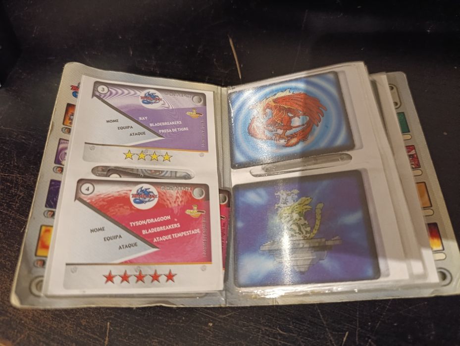 Caderneta com cromos Beyblade