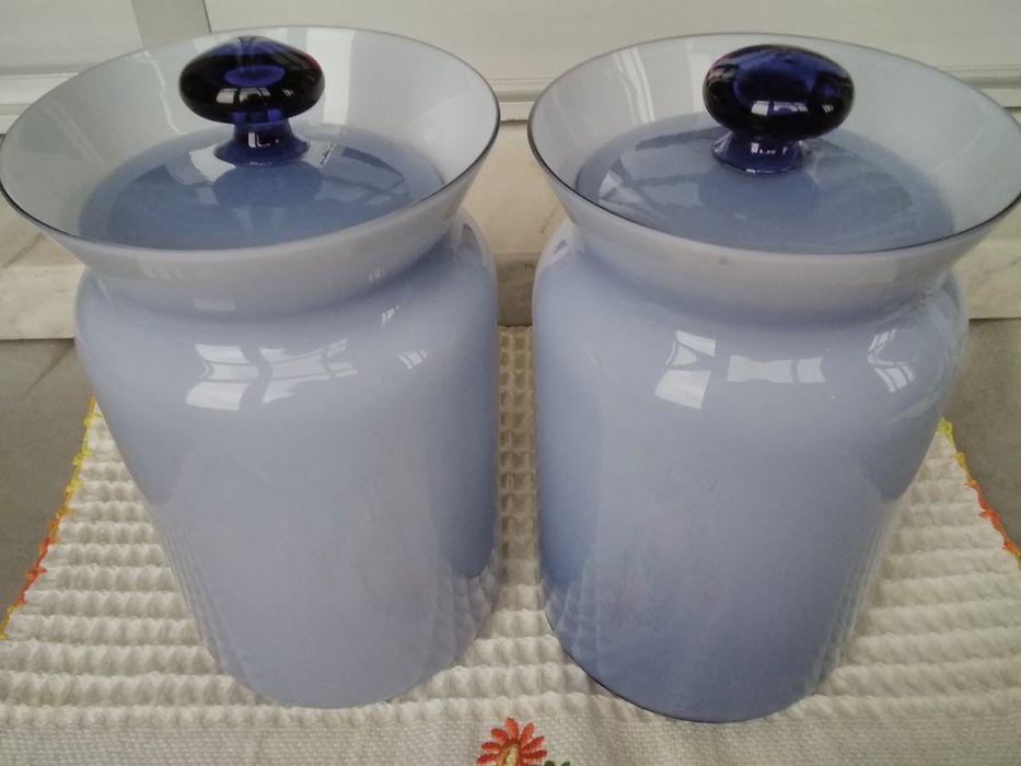 Dois potes de vidro fumado.