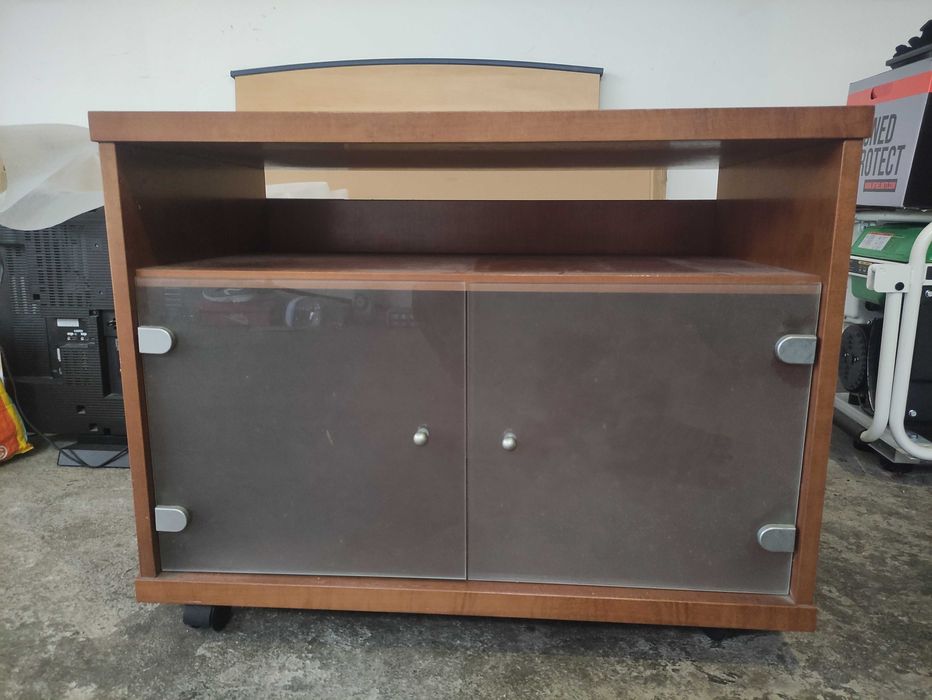 Móvel de madeira maciça