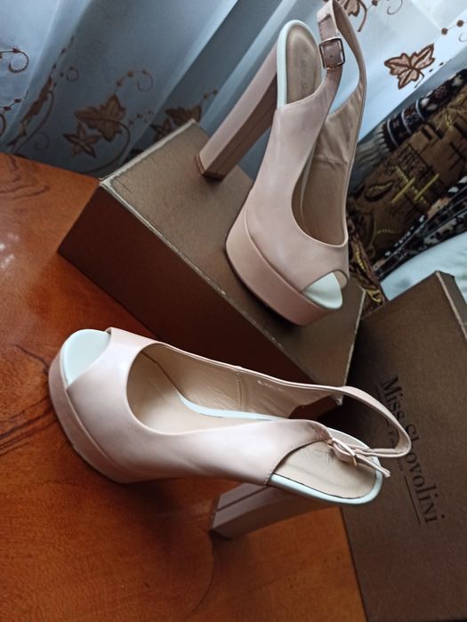 Продам босоножки