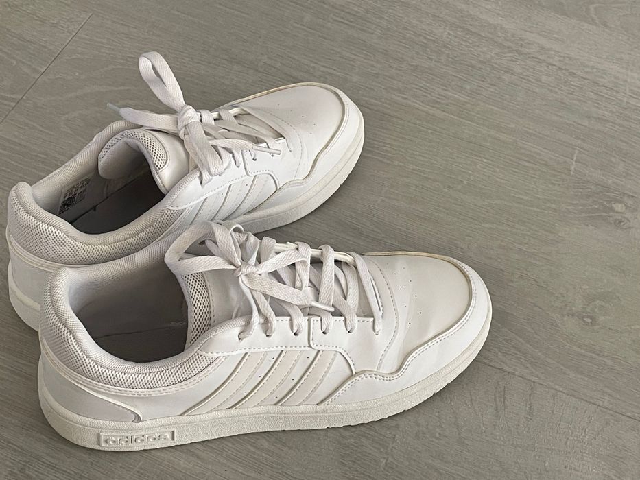 Ténis adidas brancos em pele como novos