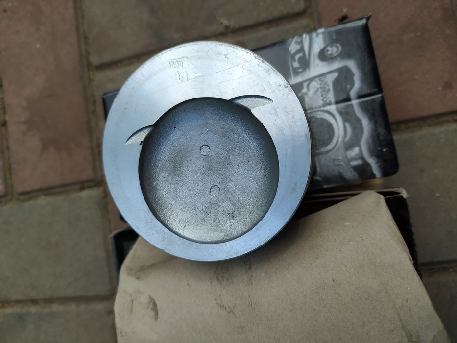 Поршні нові 82.0 для ВАЗ 21213-1004015 для Нива 21214, 21213