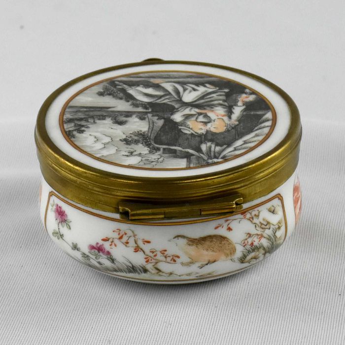 Caixa de tabaco redonda em porcelana e metal dourado