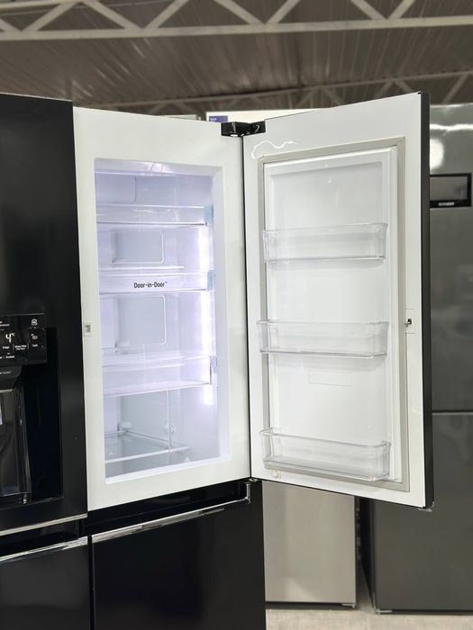Холодильник LG  side by side , з функцією tyk-tyk , льодогенератором та подачаю охолодженої води