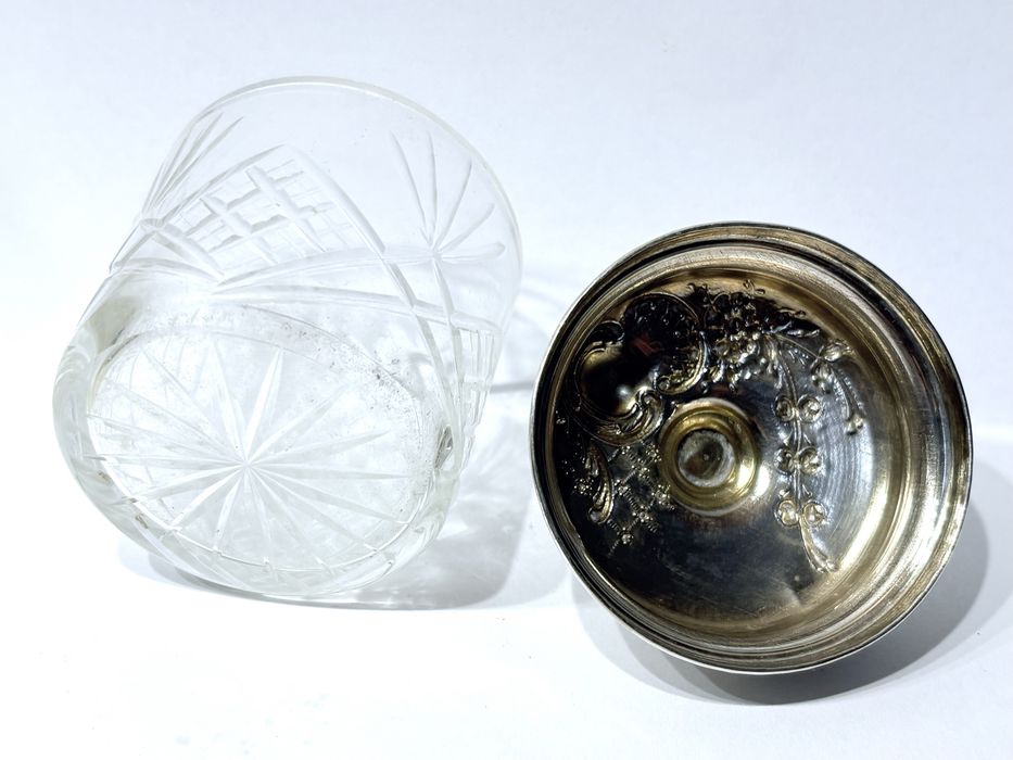 Linda antiga caixa em cristal lapidada com tampa em prata contrastada  Cabeça de Javali