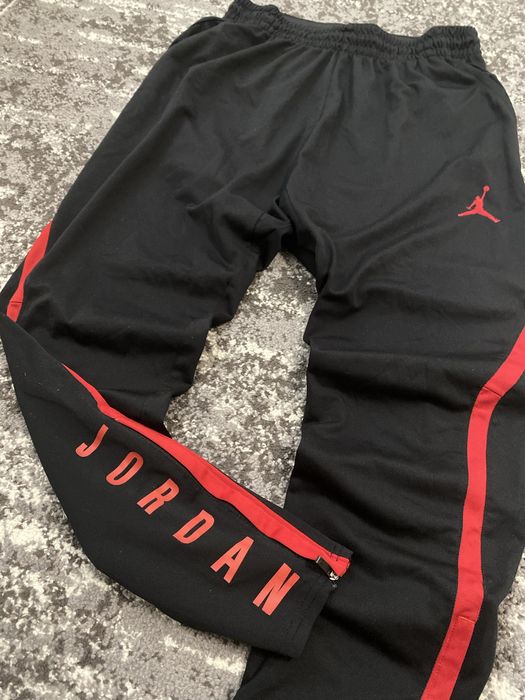 Штани Nike Jordan чорного кольору з червоними вставками М розмір нові колекції