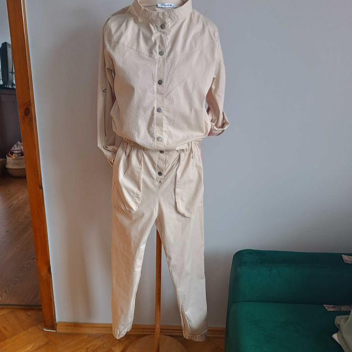 Kombinezon w kolorze beżowym