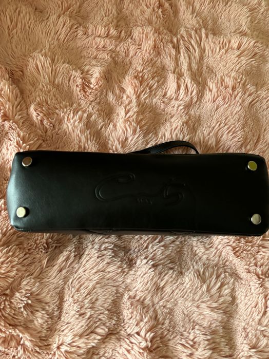 Mala em pele com alça de corrente deslizante