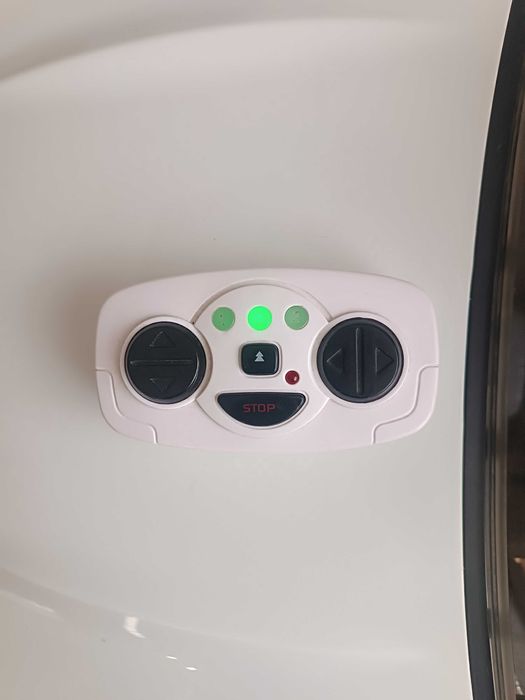 Дитячий автомобіль на пульті керування.В хорошому стані.