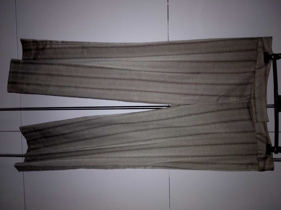 Spodnie materiałowe, szare w pasy, rozmiar 50, pas 100 cm.