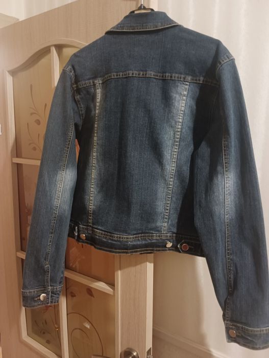 Піджак джинсовый.