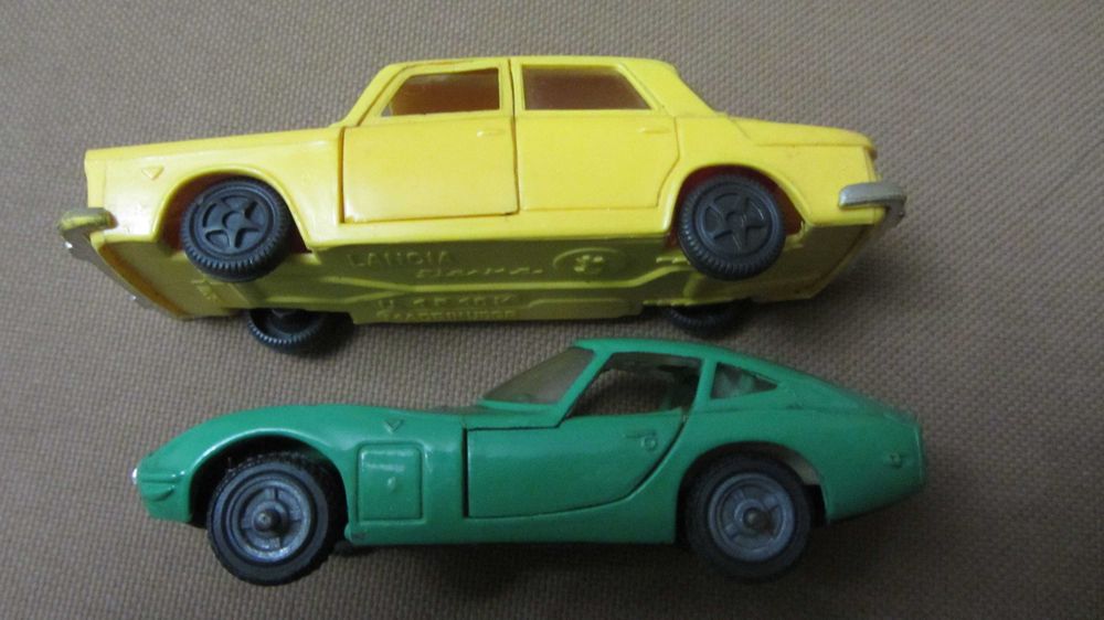 Дві машинки часів ссср , автомоделі Toyota та Lancia.