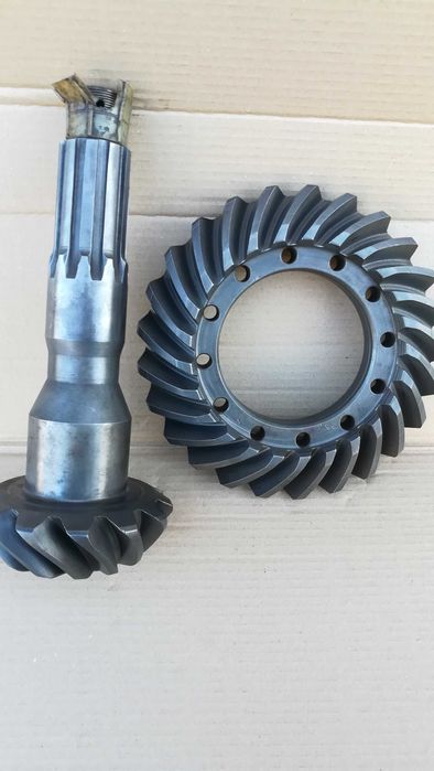 Головна   пара   редуктора  ЗіЛ - 130,  полуосі.