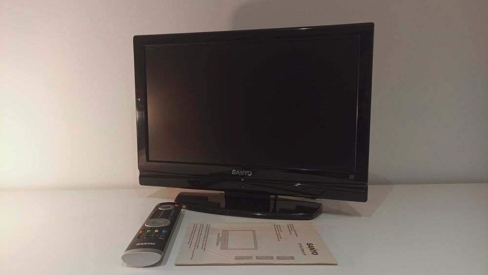 TV LCD Sanyo 19" (Modelo CE19LC80N-C/P) - Ideal p/ Cozinha ou Quarto