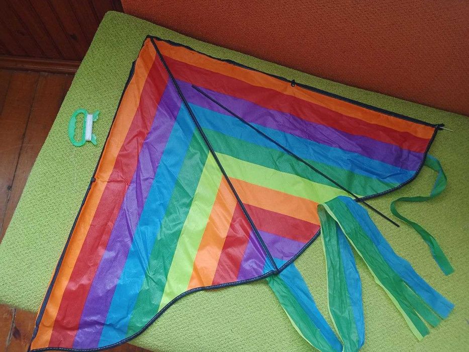 игрушка воздушный змей новый, флюорисциирующий мяч в хорошем сост.