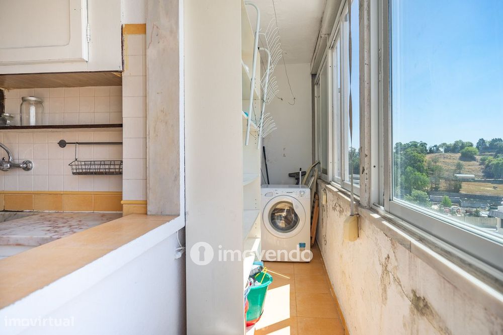 Apartamento T3, com arrecadação e boas áreas, na Estrada da Luz