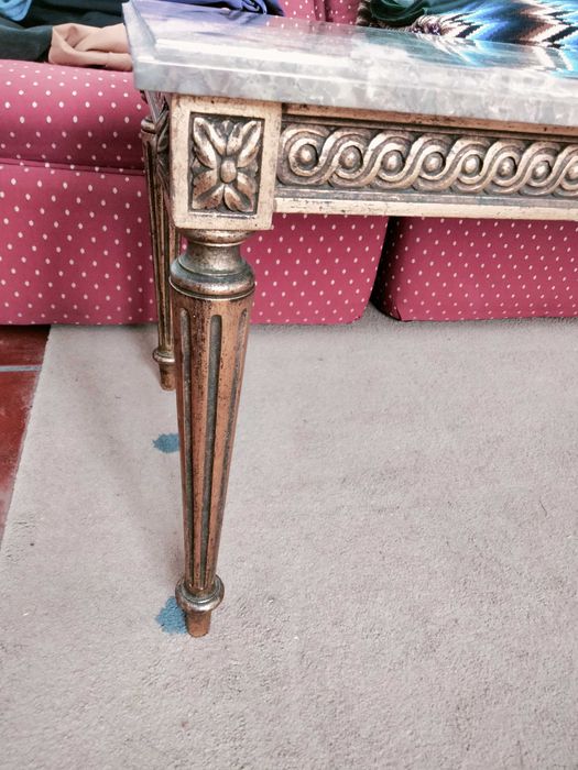 Mesa de centro dourada e mármore