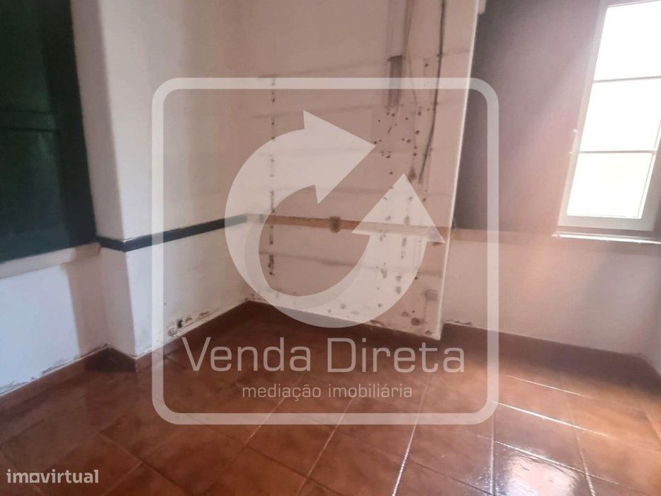 Prédio Urbano de Utilização Mista com Potencial Habitacional e Come...