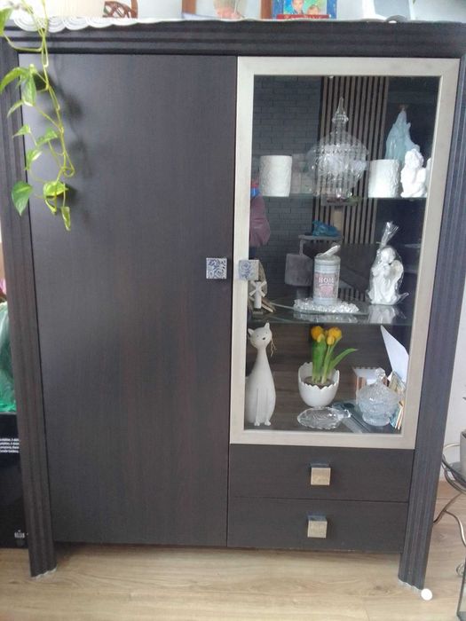 Zestaw mebli do salonu: komoda, witryna i półka