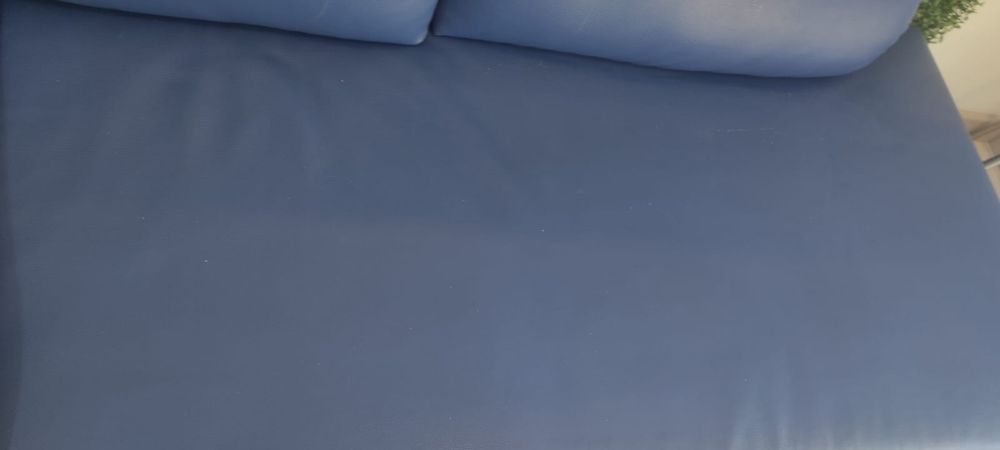Sofá azul em imitação de pele