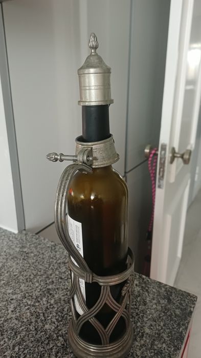 Suporte de garrafa em estanho com tanpa