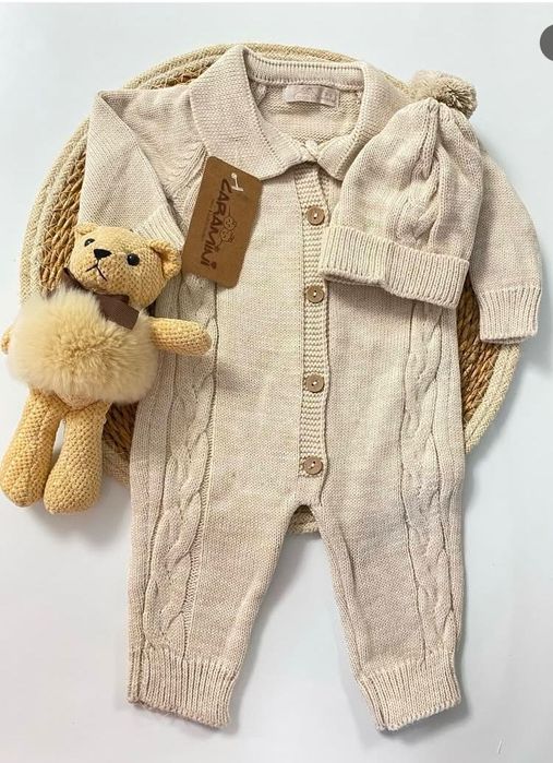 Вʼязаний комбінезон з шапочкою