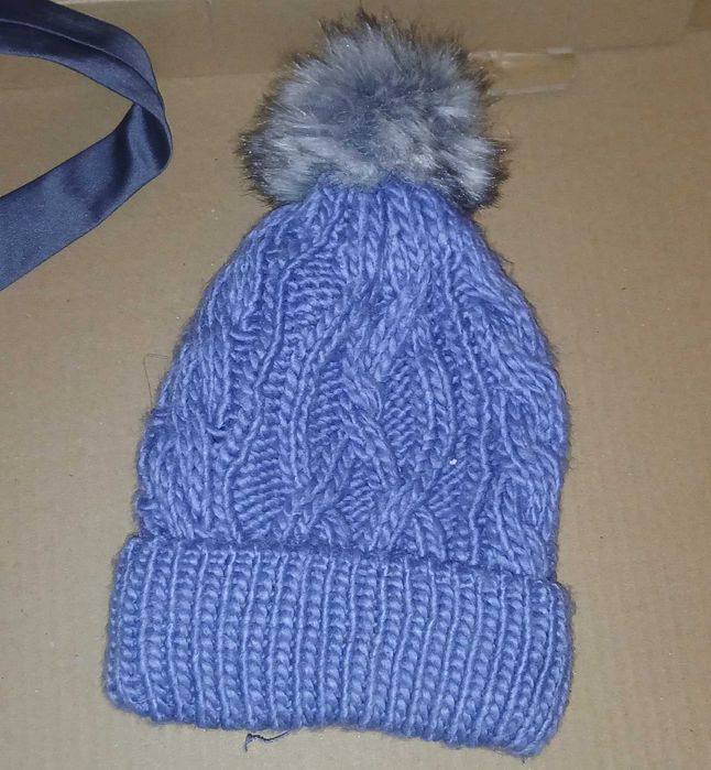 Czapka z pomponem niebieska