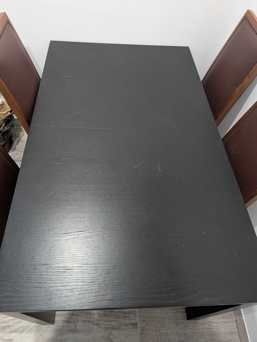 Mesa de jantar e cadeiras