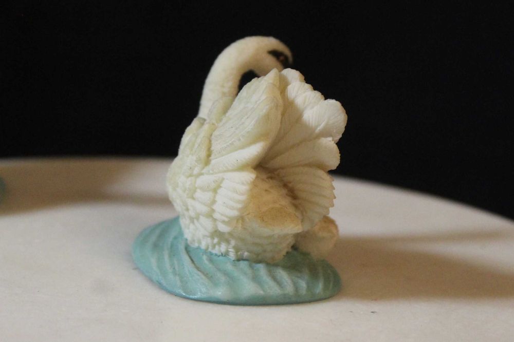 Cisnes dos anos 80, ave aquática, lago, natureza, estatuetas, pássaros