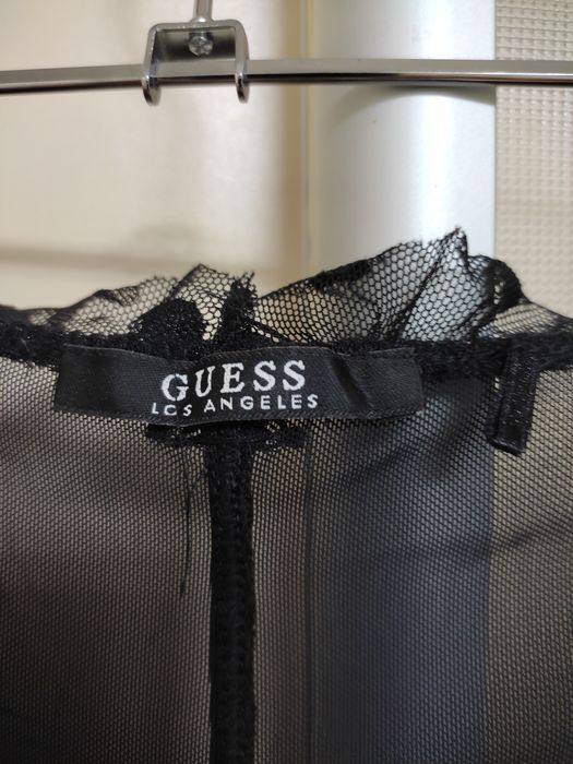 элегантное черное боди Guess с эффектной шнуровкой на груди, сборками и полупрозрачными длинными рукавами