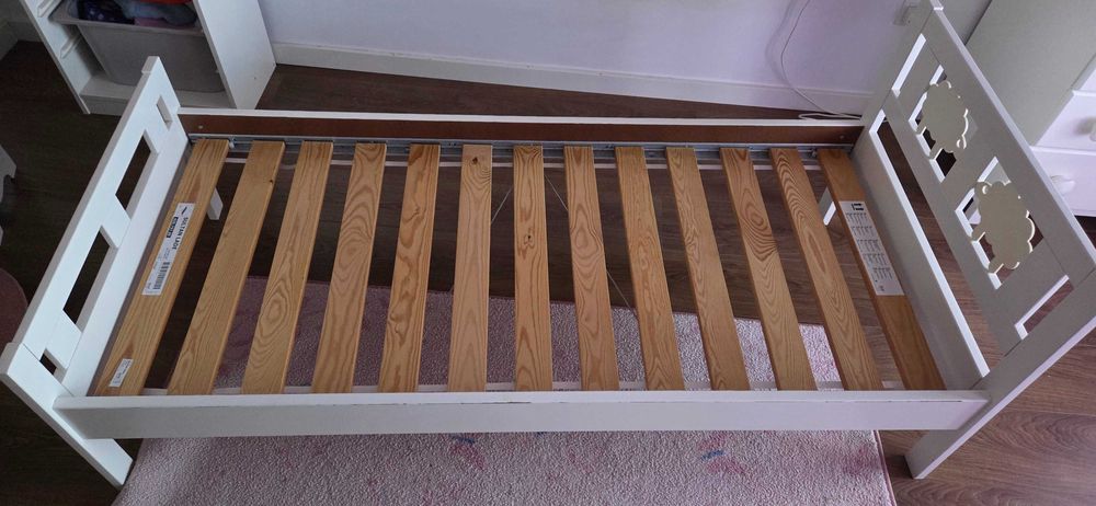 Cama de criança de cor branca com 70x160 cm